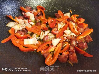 培根火腿肠炒蒜薹的做法步骤：4