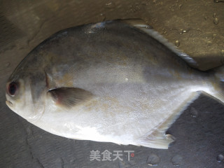 红烧金鲳鱼的做法步骤：1
