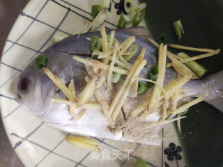 红烧金鲳鱼的做法步骤：4