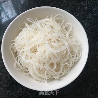 榨菜肉丝汤米粉的做法步骤：1