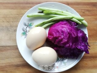 紫甘蓝炒鸡蛋馒头的做法步骤：1