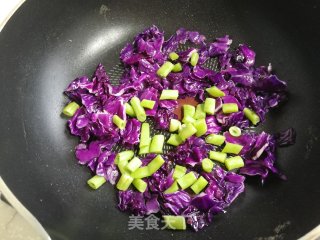 紫甘蓝炒鸡蛋馒头的做法步骤：7