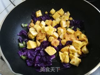 紫甘蓝炒鸡蛋馒头的做法步骤：8