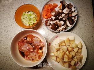 芋头翅根焖饭的做法步骤：1