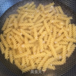 沙拉酱拌螺旋面的做法步骤：2