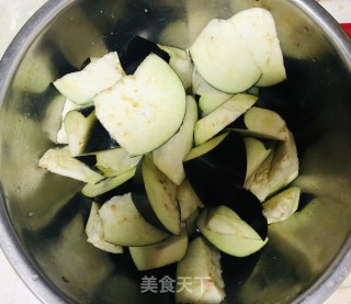 地三鲜的做法步骤：1