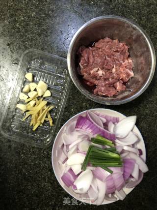 洋葱炒牛肉的做法步骤：1