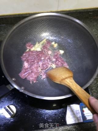 洋葱炒牛肉的做法步骤：2