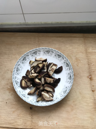 香菇油菜的做法步骤：1