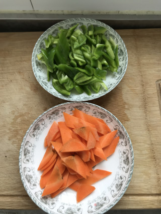 麻椒炒鸡蛋的做法步骤：1