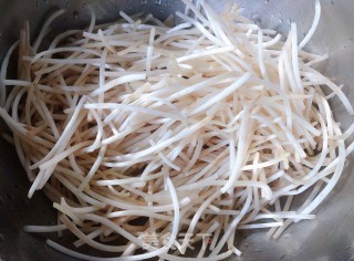 豆芽茼蒿火腿炒粉条#食物边角料做大餐#的做法步骤：1