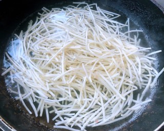 豆芽茼蒿火腿炒粉条#食物边角料做大餐#的做法步骤：2