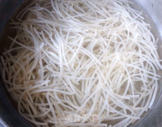 豆芽茼蒿火腿炒粉条#食物边角料做大餐#的做法步骤：3