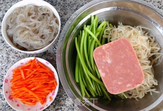 豆芽茼蒿火腿炒粉条#食物边角料做大餐#的做法步骤：4