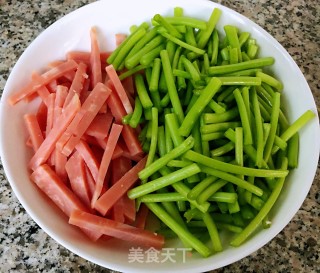 豆芽茼蒿火腿炒粉条#食物边角料做大餐#的做法步骤：5