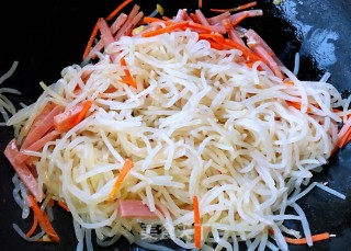 豆芽茼蒿火腿炒粉条#食物边角料做大餐#的做法步骤：7