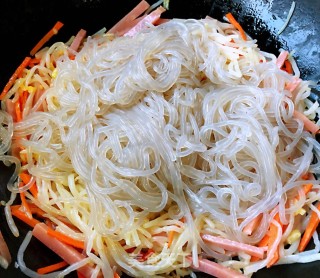 豆芽茼蒿火腿炒粉条#食物边角料做大餐#的做法步骤：8