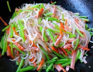 豆芽茼蒿火腿炒粉条#食物边角料做大餐#的做法步骤：10