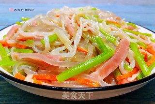 豆芽茼蒿火腿炒粉条#食物边角料做大餐#的做法步骤：11