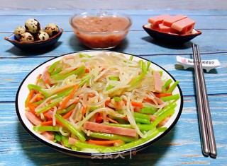 豆芽茼蒿火腿炒粉条#食物边角料做大餐#的做法步骤：12