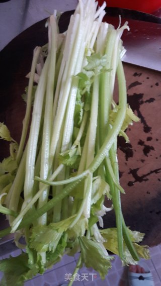 芹菜炒肉的做法步骤：1