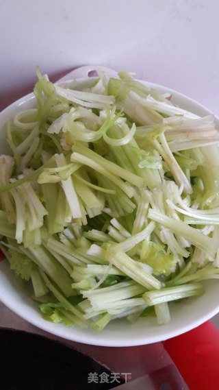 芹菜炒肉的做法步骤：3