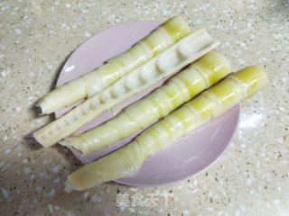 牛肉炒苦笋的做法步骤：1