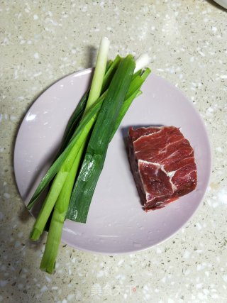 牛肉炒苦笋的做法步骤：2