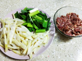 牛肉炒苦笋的做法步骤：3