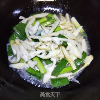牛肉炒苦笋的做法步骤：8