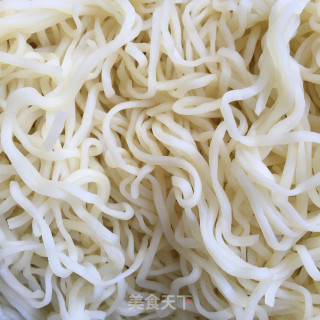 煎蛋包菜炒细面的做法步骤：1