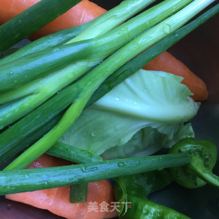 煎蛋包菜炒细面的做法步骤：2