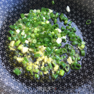 煎蛋包菜炒细面的做法步骤：5