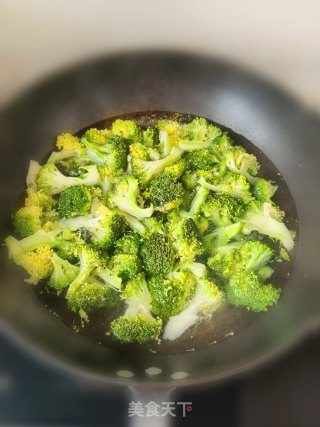 糖醋西兰花的做法步骤：2