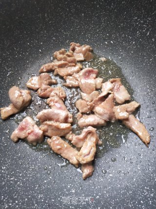 胡萝卜炒肉的做法步骤：1