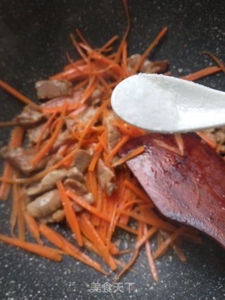 胡萝卜炒肉的做法步骤：3