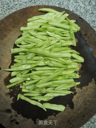 豆角炖粉条的做法步骤：2
