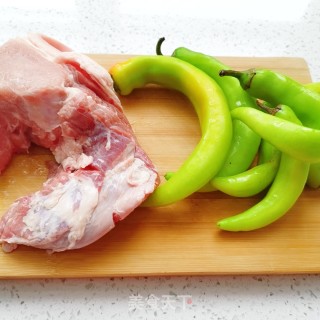 青椒肉丝的做法步骤：1