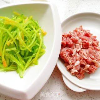 青椒肉丝的做法步骤：2