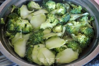 西兰花炒番茄的做法步骤：1