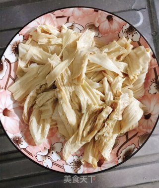 腐竹鱼头煲的做法步骤：1