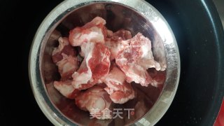 排骨焖芋头的做法步骤：1