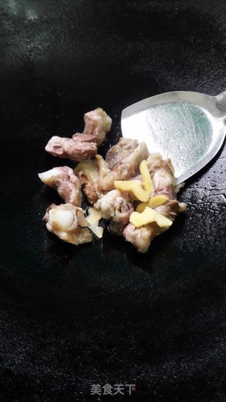 排骨焖芋头的做法步骤：4
