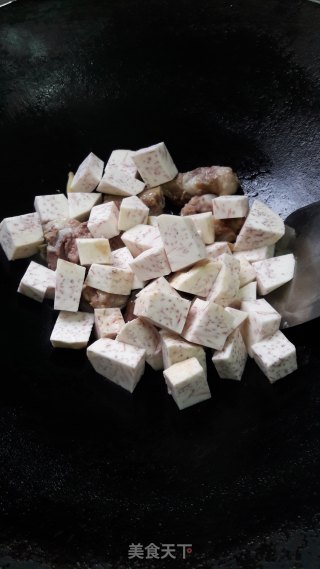 排骨焖芋头的做法步骤：5