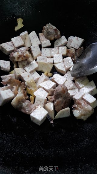 排骨焖芋头的做法步骤：6