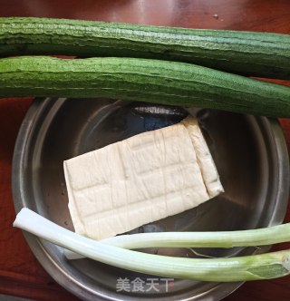 葱烧丝瓜豆腐的做法步骤：1