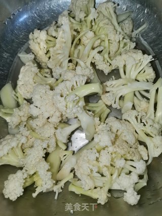 胡萝卜炒菜花的做法步骤：1