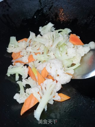胡萝卜炒菜花的做法步骤：5