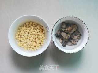萝卜苦瓜蚝豉瘦肉汤的做法步骤：2