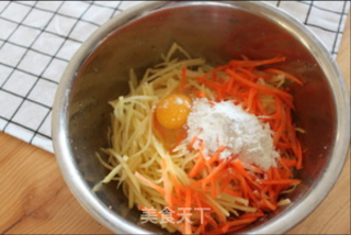 富硒姐姐鸡蛋羹教你做：鸡蛋土豆饼的做法步骤：1